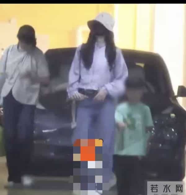 刘诗诗带儿子和朋友聚餐，6岁步步和玩伴打架 刘诗诗拉架险被绊倒