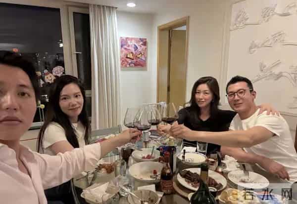 朱珠被4岁女儿扑倒，瘫坐地上笑得见牙不见眼，3名助理才扶起来