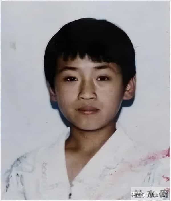 这一次，人民日报点名靳东，七字之差给娱乐圈敲响警钟