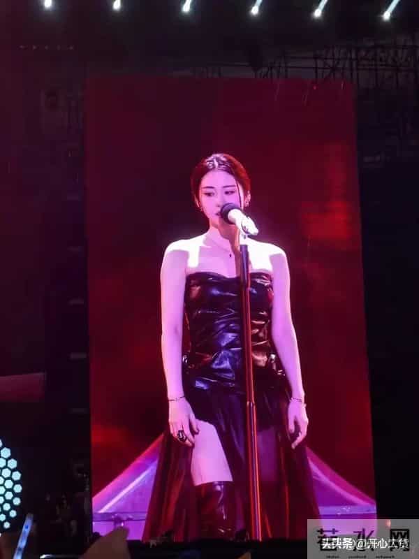 张碧晨演唱会被雨水淋透,黑色透视裙在雨中若隐若现,好丰满