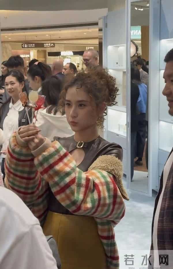 何超莲现身上海恒隆 羊毛卷好可爱 美得轻盈 瘦得优雅不愧是豪门千金