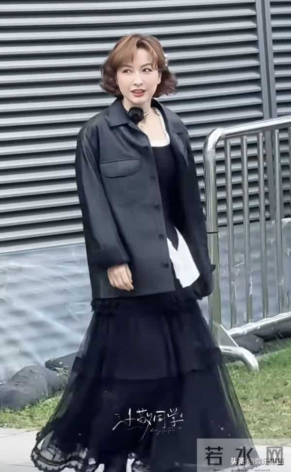 吴昕今日上班路透,皮衣黑裙配小卷发,造型好洋气,越来越美了