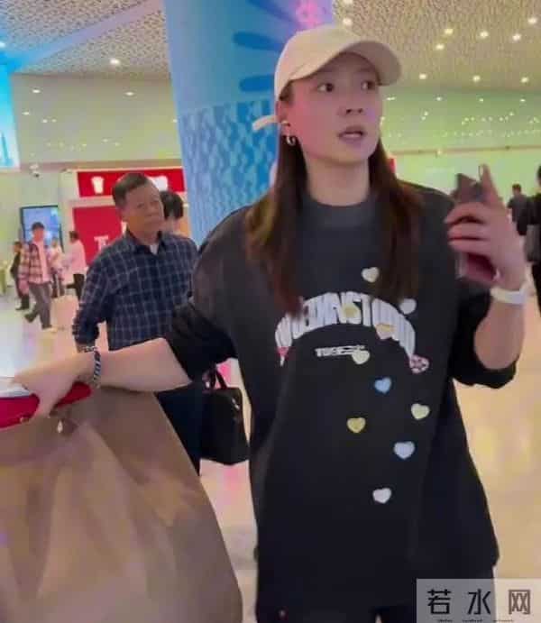 黄雅琼深圳机场抵达，黑色印花卫衣套装配米色帽，休闲随性好高级