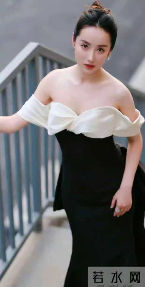 吕一，肤白貌美，体态丰腴：写真欣赏。