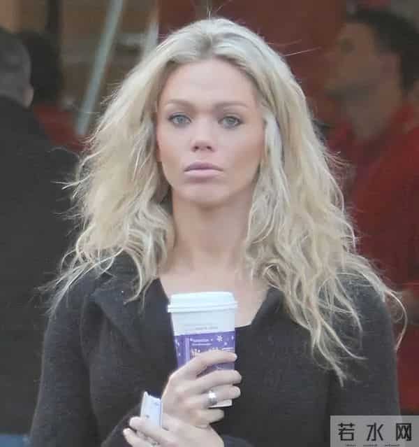 “惨文化”人物代表，昔日性感女神如今在街头捡垃圾