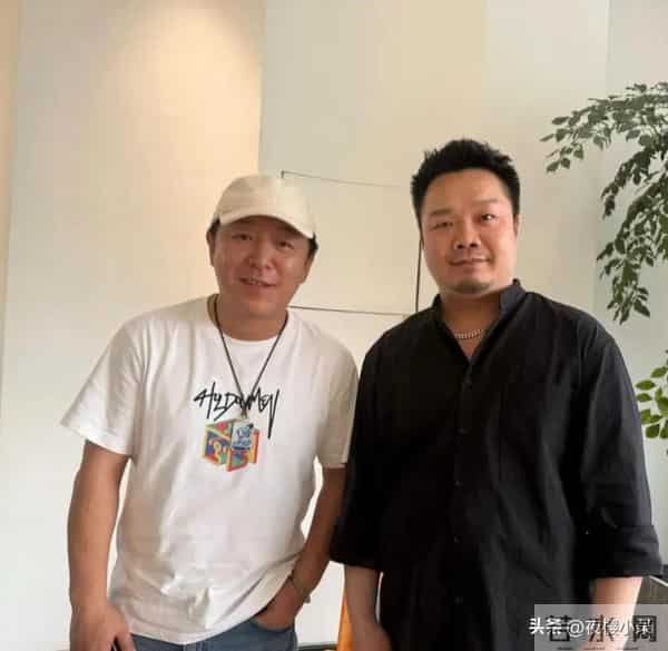 51岁黄渤在广东佛山买家具他穿着一身简单的服装个子看起来挺矮的