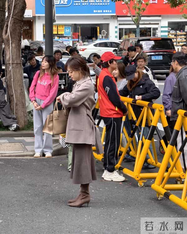 孙俪无锡拍戏被偶遇，身穿毛呢大衣新发型好洋气，本人又瘦又美！