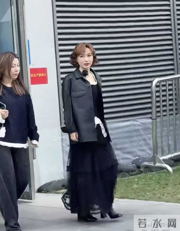 吴昕今日上班路透,皮衣黑裙配小卷发,造型好洋气,越来越美了
