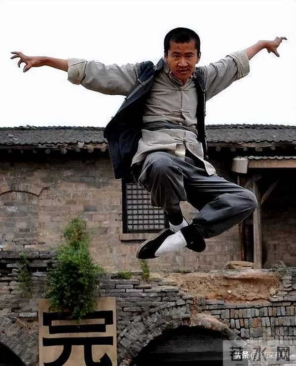 知名演员无戏可拍,已回老家摆摊挣钱,张颂文一句话揭开内娱真相