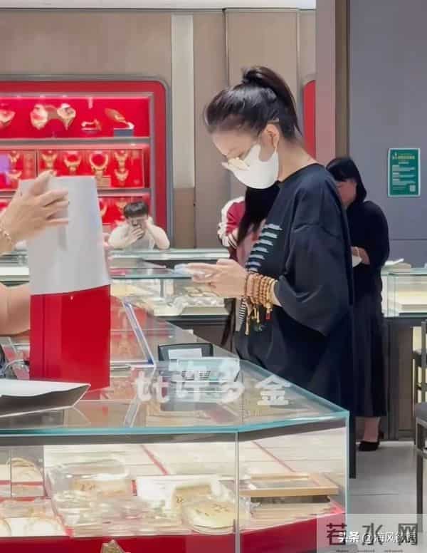 佟丽娅深圳水贝买黄金，素颜穿百元T恤，下手几十克金鼎超豪爽