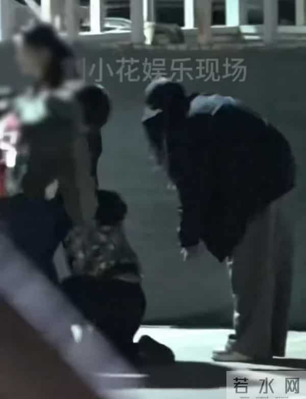 刘诗诗带儿子和朋友聚餐，6岁步步和玩伴打架 刘诗诗拉架险被绊倒