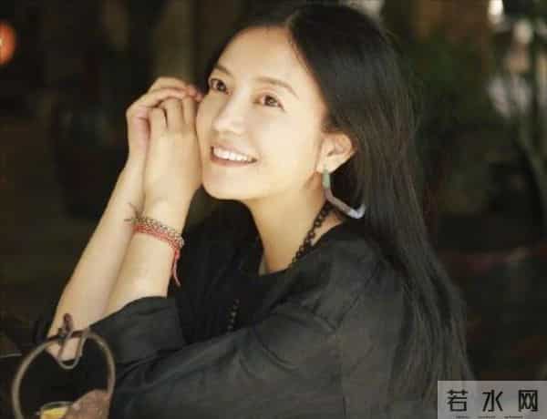 面相又变了!49岁赵薇近照曝光,婚礼上用心打扮,却走不了回头路