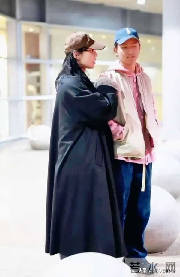 白百何带大儿子逛街，14岁元宝身高超妈妈，扎小辫子很像陈羽凡。