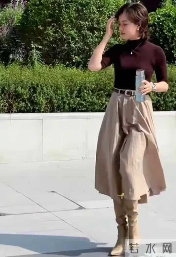 43岁孙俪上班被偶遇，打扮好知性，身材真的很好，手里拿着保温杯