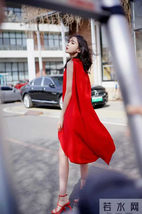 古力娜扎大方展示自己美腿美脚丫，她真没有脚脖子