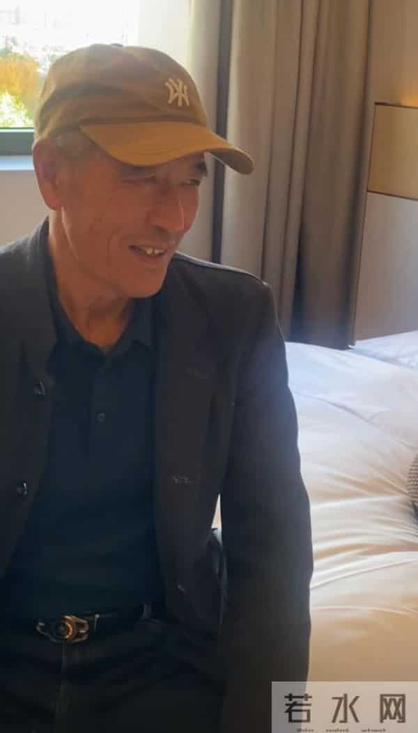 郭晓峰妈妈携亲戚来北京玩，住在小酒店，2个孙女出镜全程玩手机