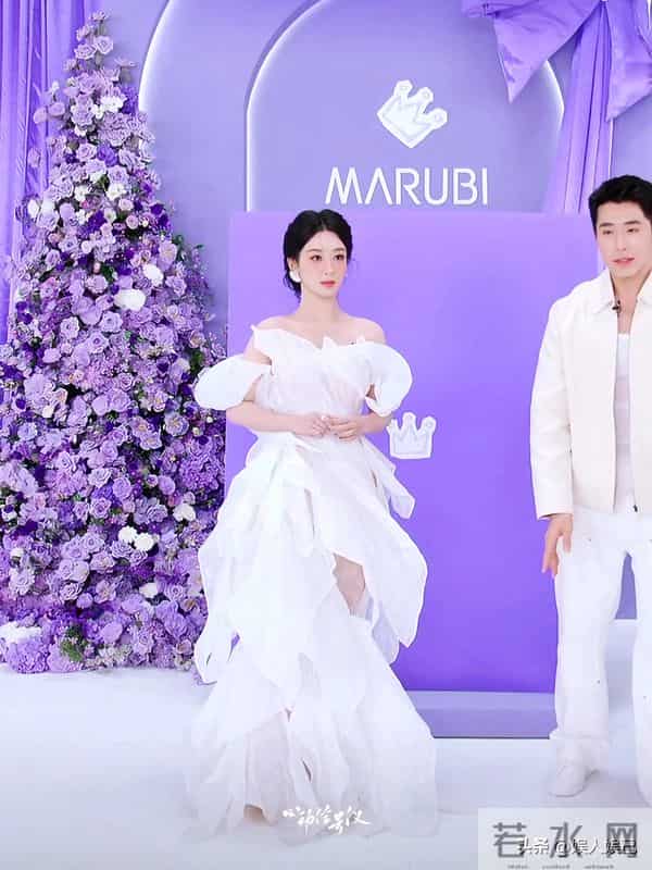 杨紫活动现身，紫色现场映衬下，一袭白裙似白玉兰，美得超惊艳！