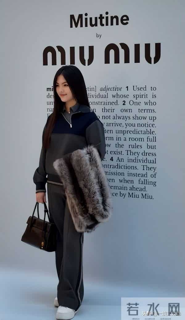 李湘胖到弯不下脖子，机场罕用便宜货，被人搭话她不理还嘲讽冷哼