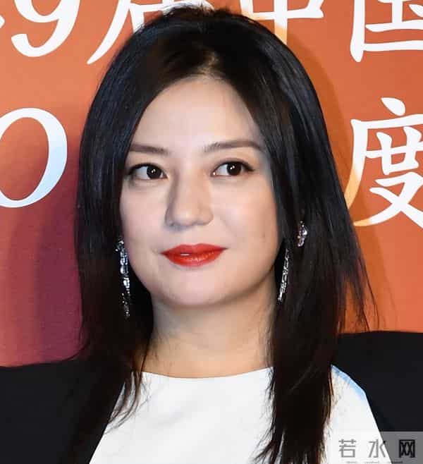 面相又变了！50岁赵薇近照曝光，婚礼上用心打扮，却走不了回头路