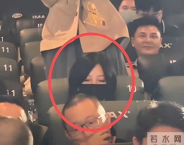 面相又变了！50岁赵薇近照曝光，婚礼上用心打扮，却走不了回头路