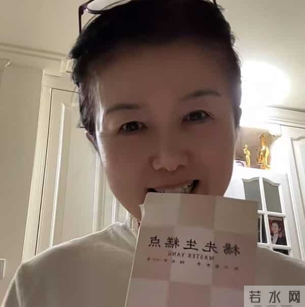 二婚嫁大13岁杜志国后，定居武汉素面朝天很自信，继子杜淳成心病