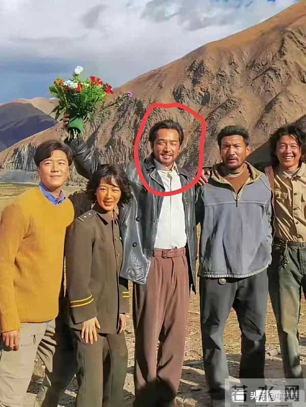 老天呐，这居然是胡歌和杨紫，差点没认出来，怎么晒得那么油腻了