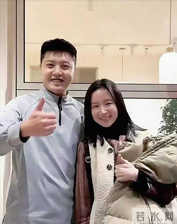 44岁董洁和男友大连聚餐时被人偶遇 可是纯素颜，那模样简直美翻了