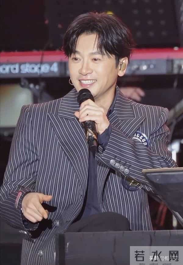 52岁苏有朋线下生图,他的脸变化了好多,下巴尖了,但看着好年轻