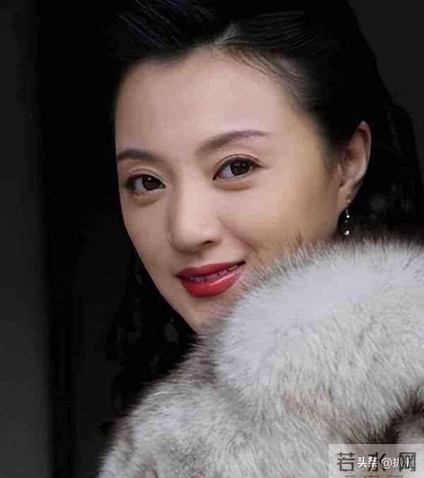 她是冯巩御用老婆，连登五年春晚后精神失常，如今50岁的她怎样了