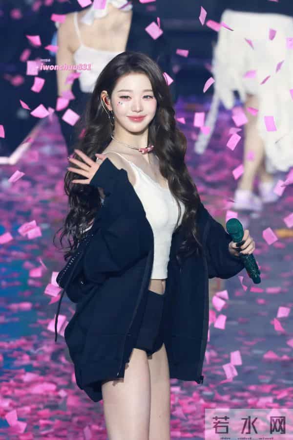 21岁张元英最新美照大胆的白色蕾丝内衣身材变得丰满了！