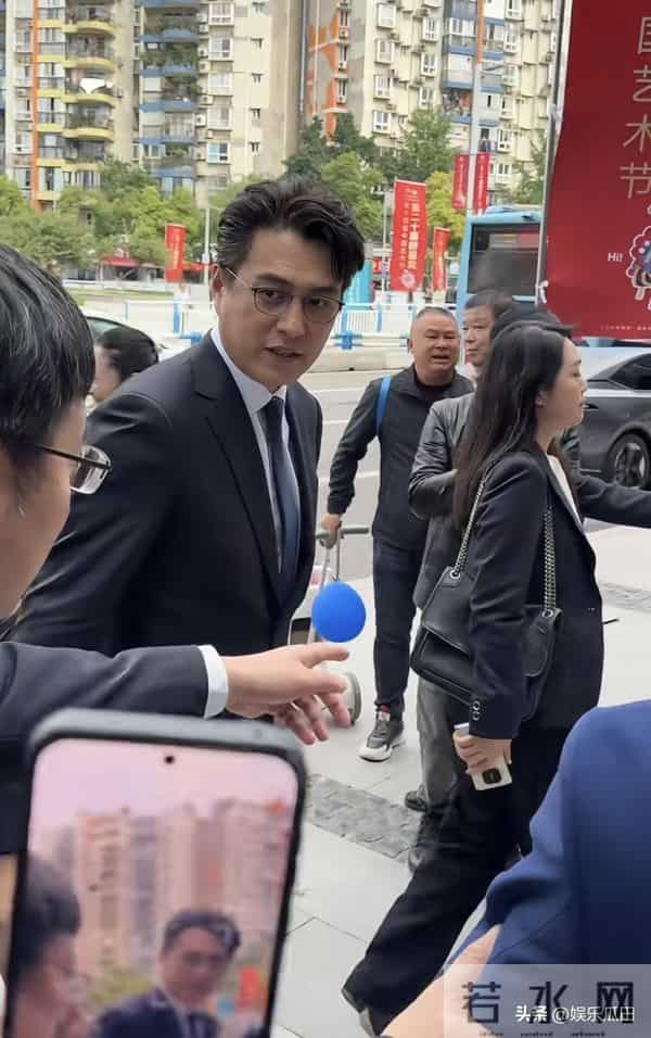 网友重庆偶遇靳东 着西装很绅士 本人大长腿 超帅气 连眼角褶子都迷人