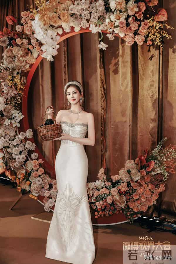 哇塞！白鹿的身材超有料性感迷人瘦而不柴、天使的容颜魔鬼的身材