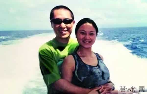 恩爱25年难敌岁月残酷！74岁张艺谋瘦弱如柴，43岁陈婷仍娇美如花