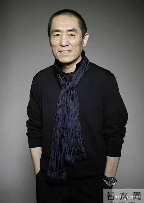 恩爱25年难敌岁月残酷！74岁张艺谋瘦弱如柴，43岁陈婷仍娇美如花