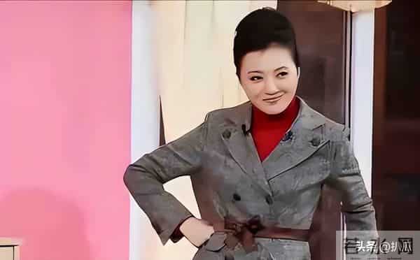她是冯巩御用老婆，连登五年春晚后精神失常，如今50岁的她怎样了