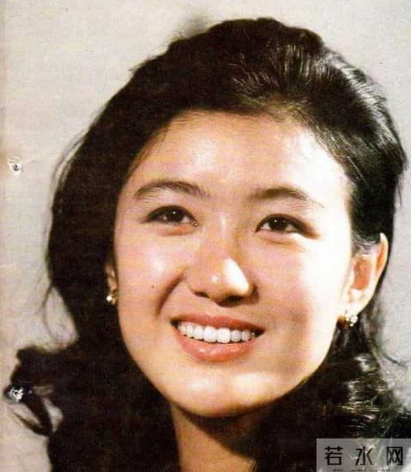 曾是央视第一美女，赴港生子离开央视舞台，如今远居美国不再露面