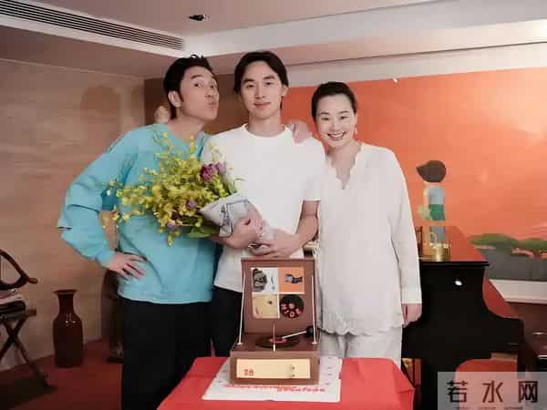 林依轮为大儿子林子濠庆生，55岁比儿子还年轻，87岁母亲已坐轮椅