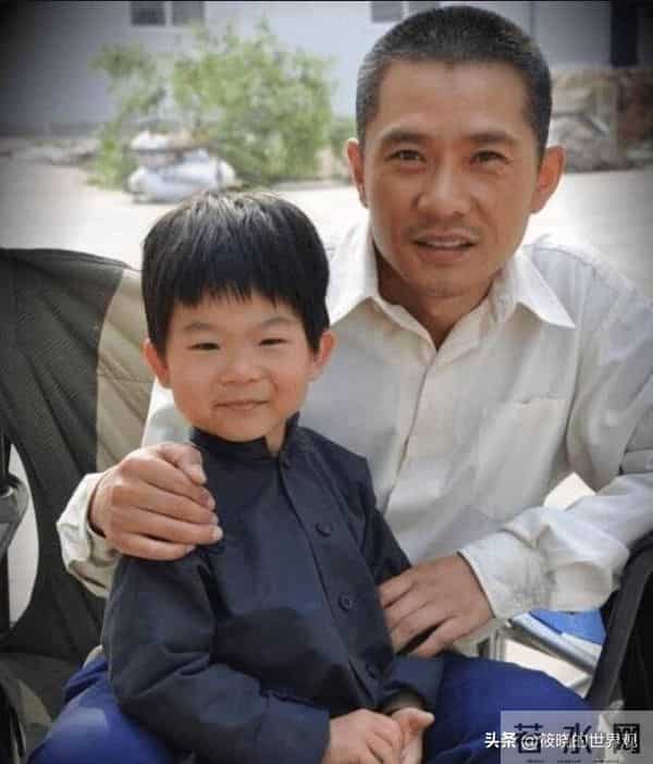 戏红人不红,明明自己很帅却娶“丑女”为妻,恩爱24年他到底图啥