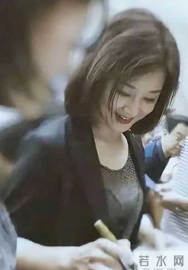 被宋祖英惊艳到了，这哪像60岁的样子，看起来像30多岁太年轻了