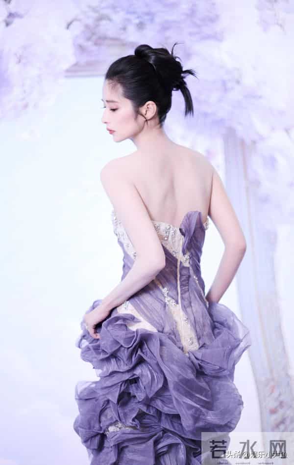 恭喜颖儿获得年度风尚演员奖，站上领奖台那一刻，整个人都在发光