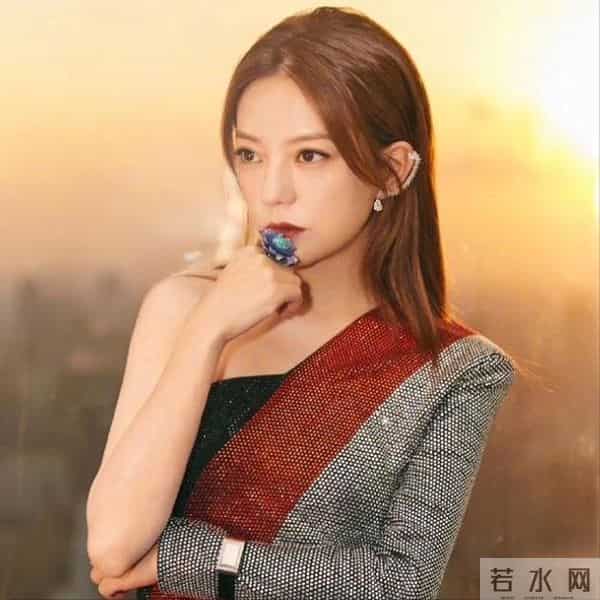 落地的凤凰不如鸡?消失四年后,赵薇终是为自己的“选择”买了单