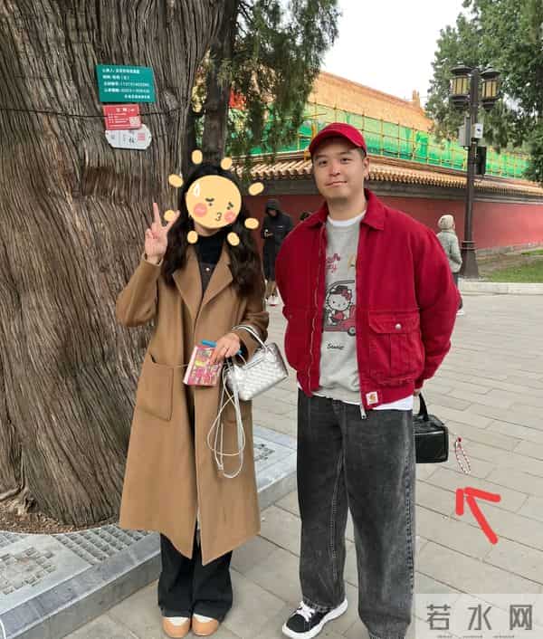 李纯马頔新婚逛地坛公园，李纯真人很瘦大长腿，男方贴心帮她提包