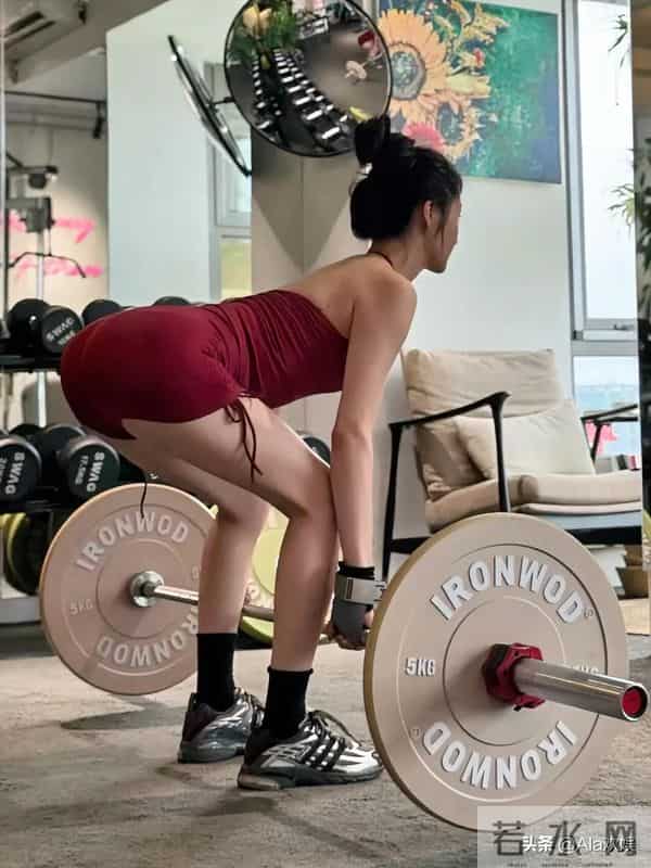 周洁琼晒健身日常，蜜桃臀与健身穿搭吸睛！