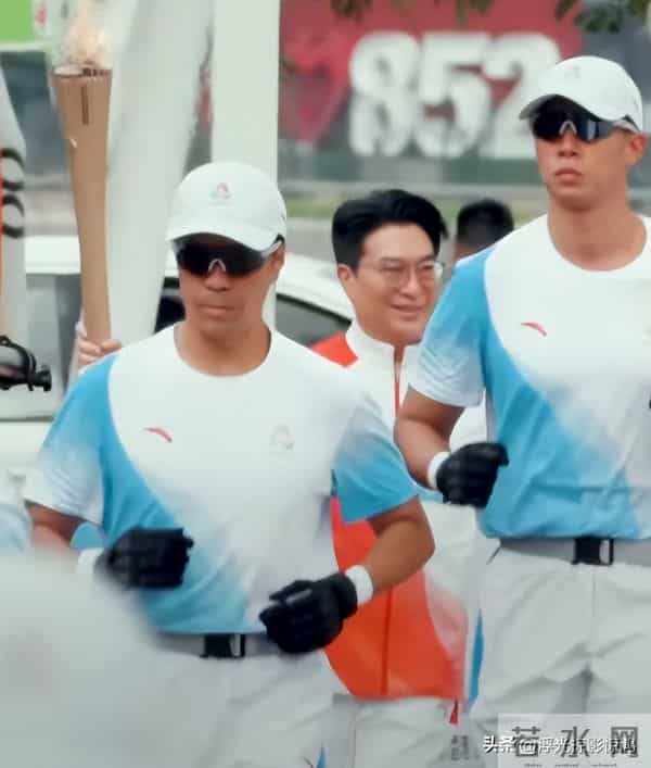 千亿阔太徐子淇老公李家诚当火炬手，她的反应超绝，果真御夫有术