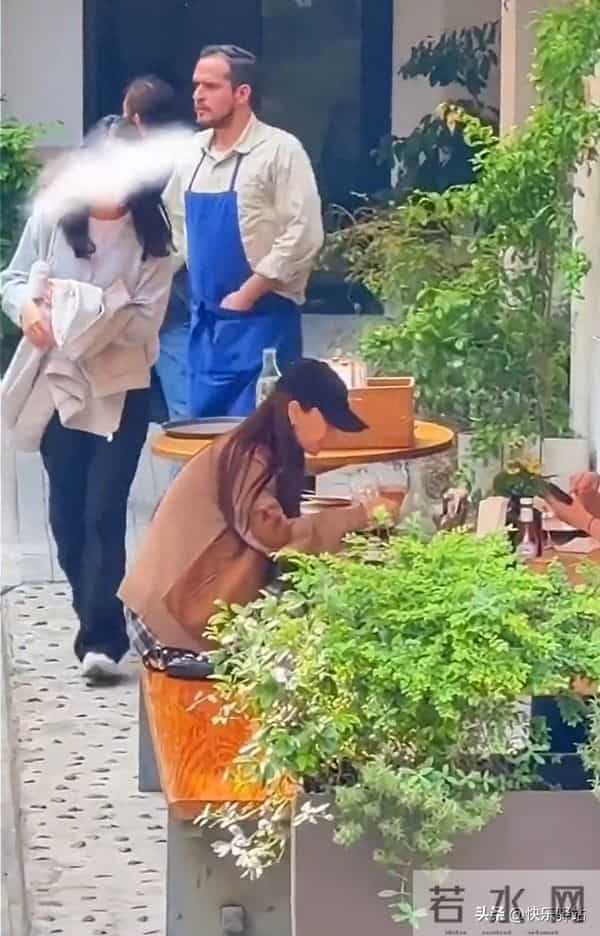 baby在上海路边摊吃饭 吃到忘情还舔手指 用手擦嘴擦脸 毫无星味