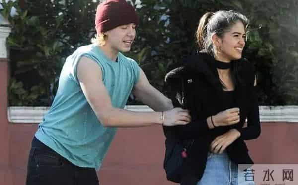 50岁贝克汉姆带妻儿领勋章,14岁小七好漂亮,布鲁克林依旧没露面