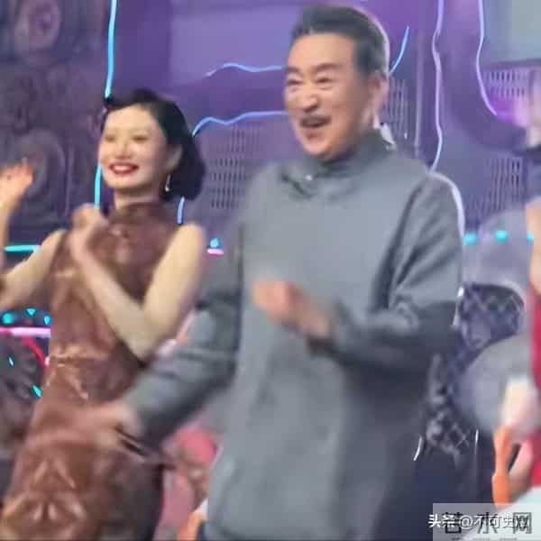 曾经红极一时，如今为养家糊口沦落到景区卖艺，这4位明星太可惜