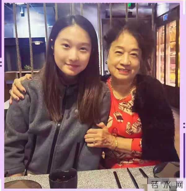 马伊琍大女儿文君竹晒与姥姥合影，姥姥年轻漂亮，与马伊琍很像！