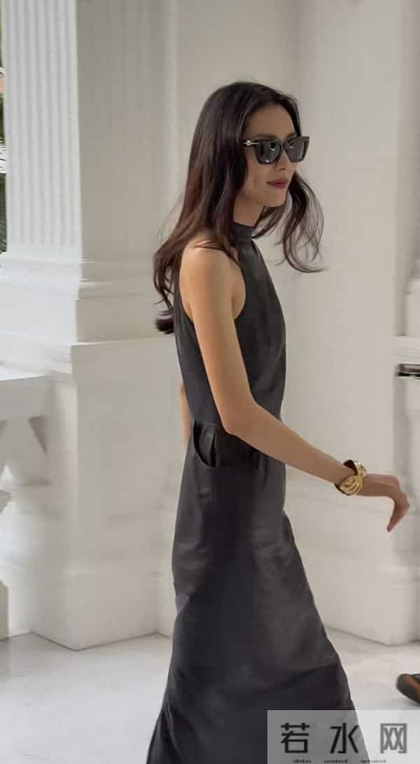 刘雯出席香奈儿大秀，一袭黑皮裙瘦到像纸片人，脸颊无肉毫无美感