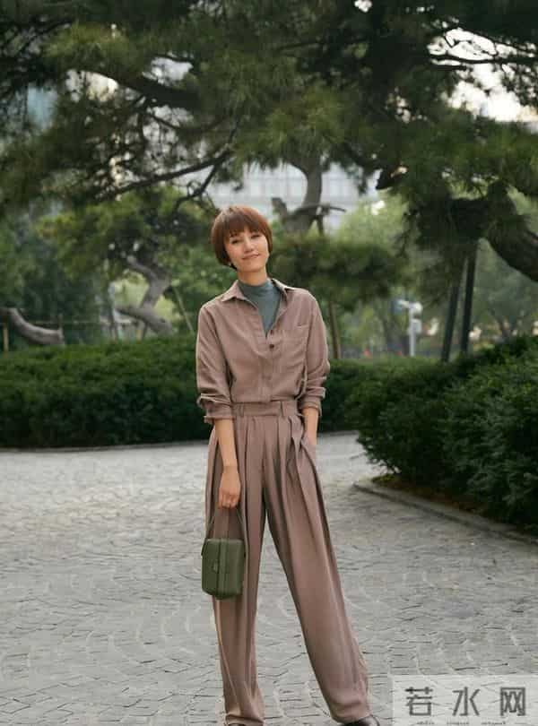 袁泉才是极简风穿搭标杆：基础款+配色干净，秋冬照穿高级感拉满